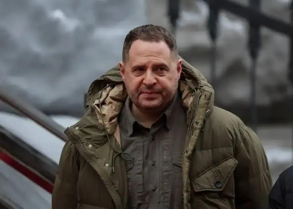 就在刚刚。
 
乌克兰前总统办公厅主任叶尔马克突然宣布了，他要奔赴前线，并表示已