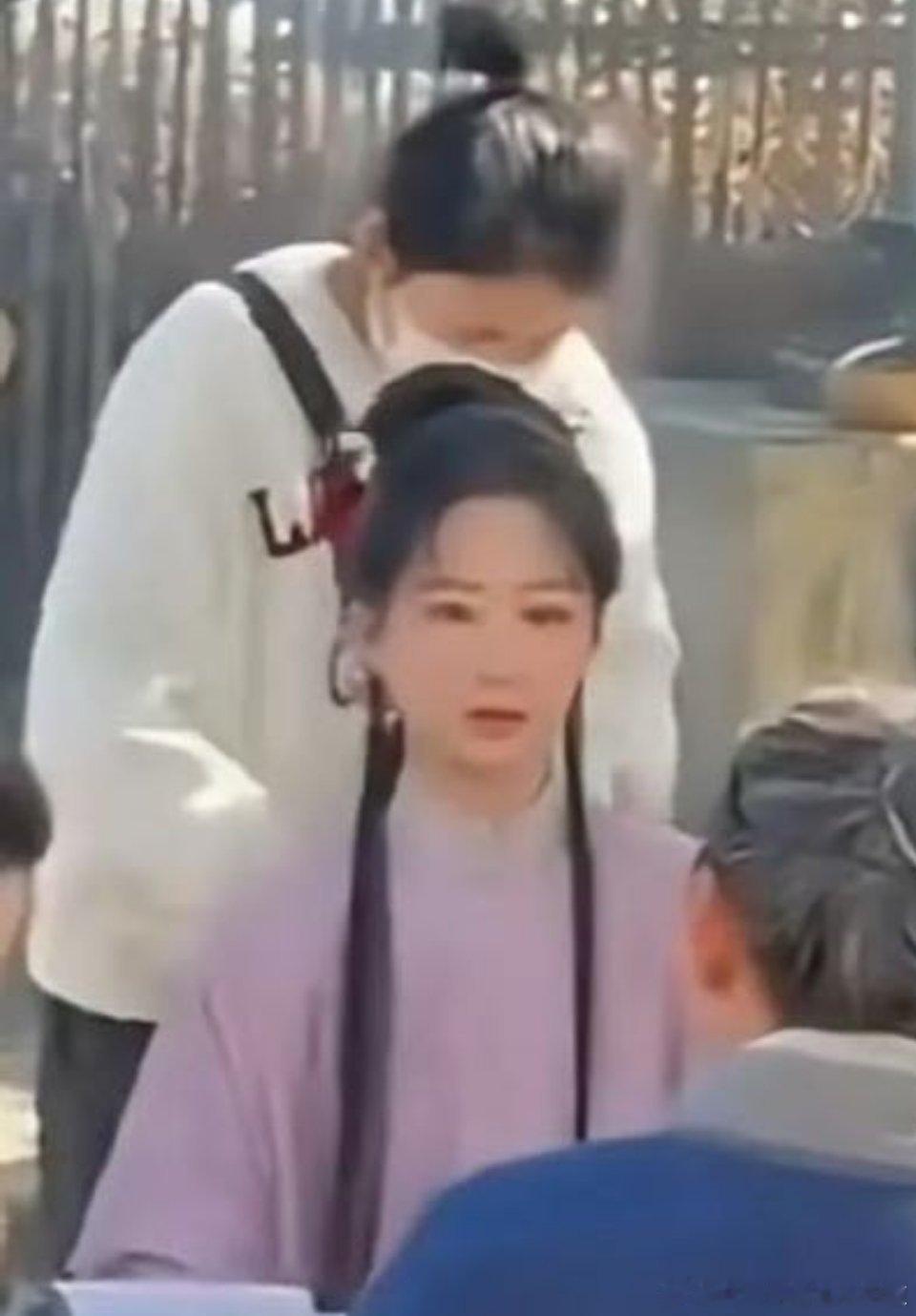 杨紫家业紫衣古装路透 不要偷拍了啦！！！等官方精修图不好吗[求饶][求饶][求饶