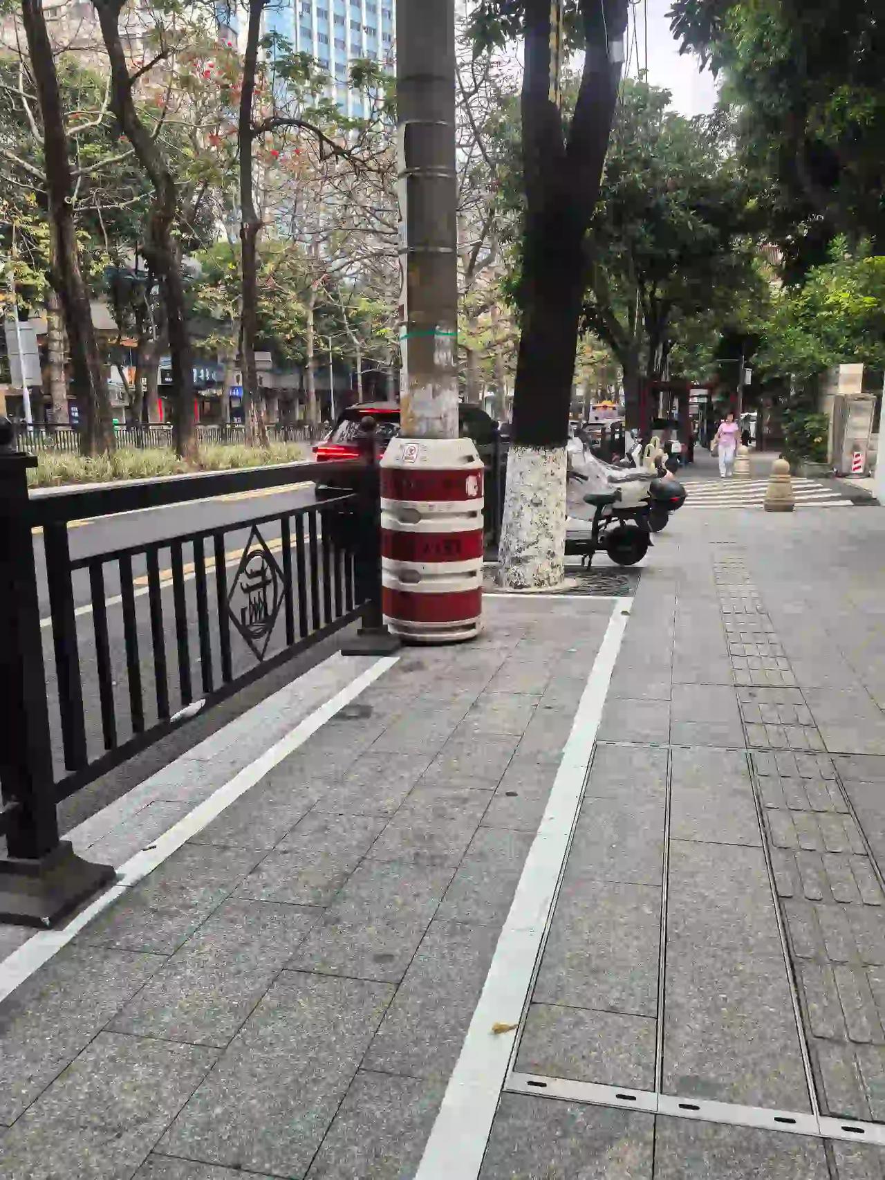 海珠也画了很多非机动车停车区域了，看来离实行电动自行车违停罚款也不远了。

海珠