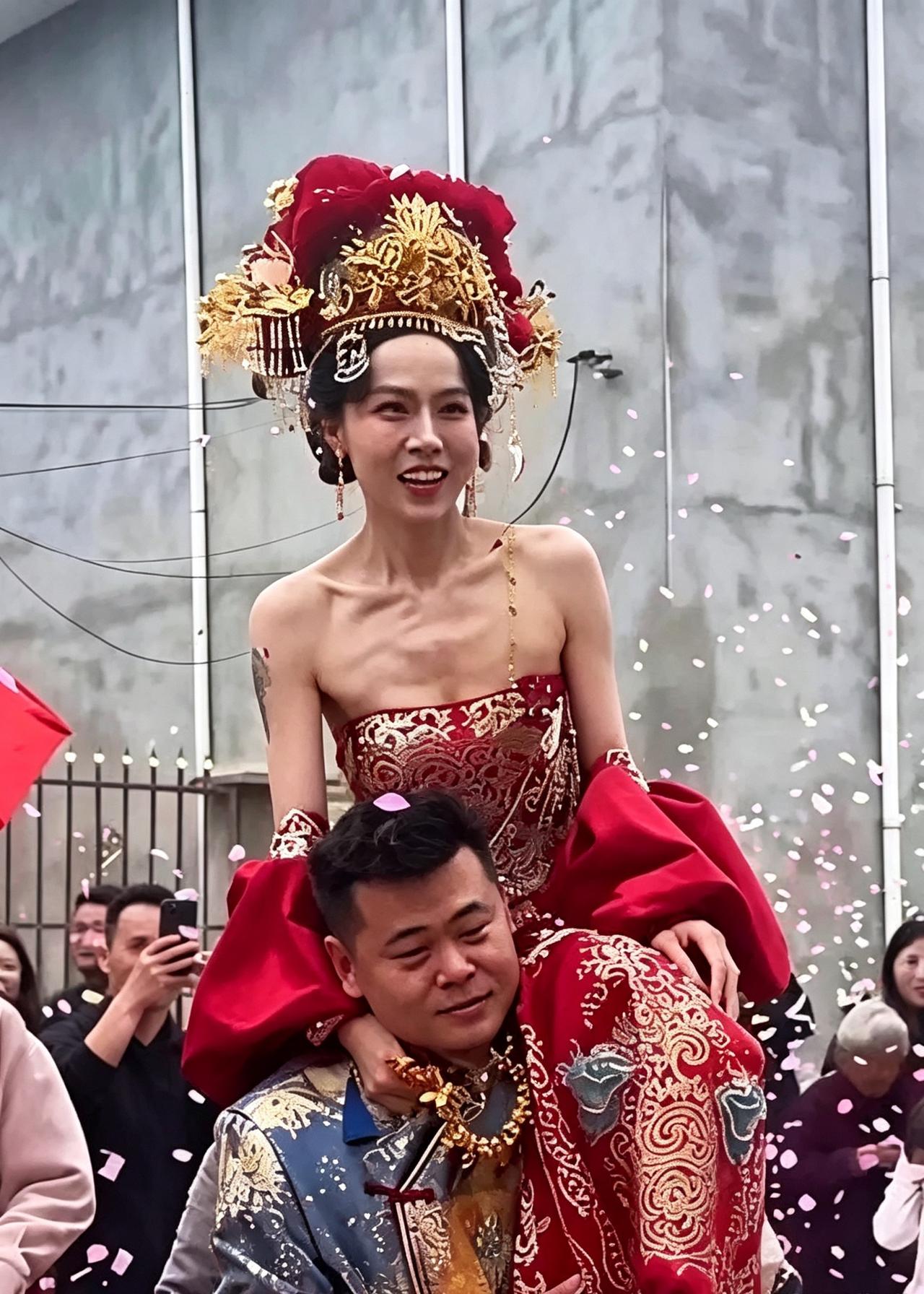 老天爷，新娘真的太瘦了吧，骨头都可以看见了