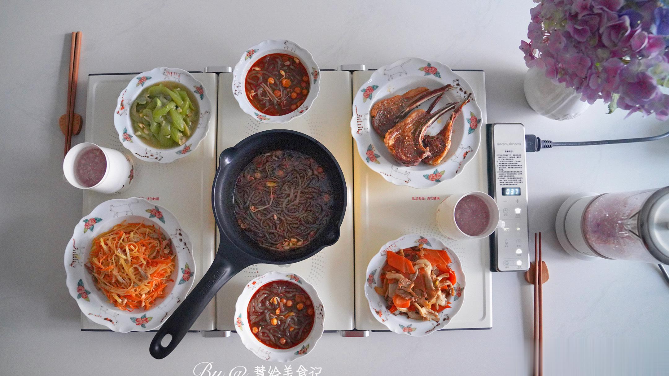 气温骤降，一秒入冬❄️准备了一桌热气腾腾的晚饭吃~平菇炒肉、蒜蓉丝瓜、炒三丝、酸