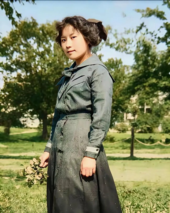 1910年14岁的宋美龄在美国留学期间的留影，好青涩。