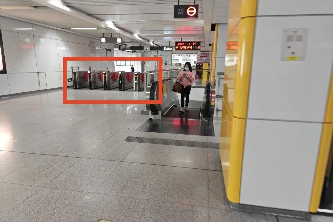 最近去了两家医院，进医院都要像进地铁站一样进行安检，查包查水查违禁品。但其实绝大