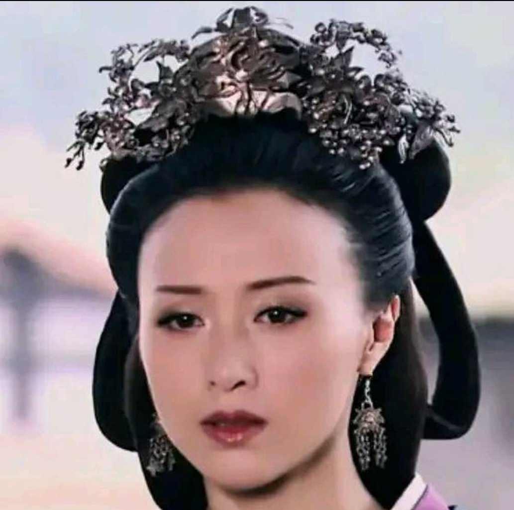 公元前204年，薄姬发现自己怀孕后感到恐惧，她立即来到吕雉的寝宫，胆怯地说道："