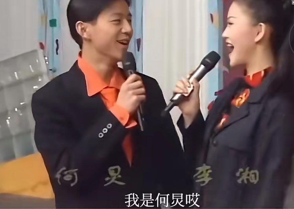 刷到何炅第一次主持快乐大本营，李湘在他身边像师傅一样带他。
那个时候何炅的主业还