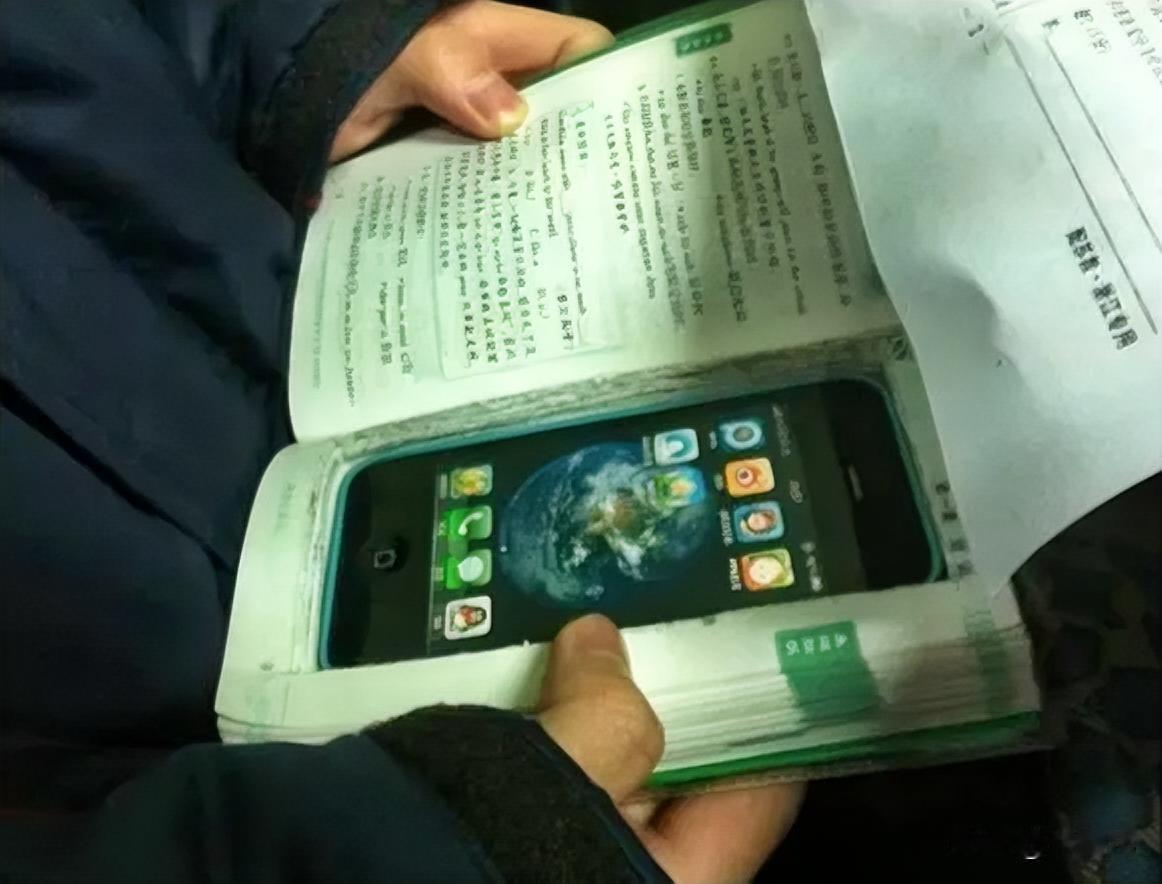 世界上的贵族学校，
很多都不允许电子产品进入校园，
更别说Ai了。
学生不能用，