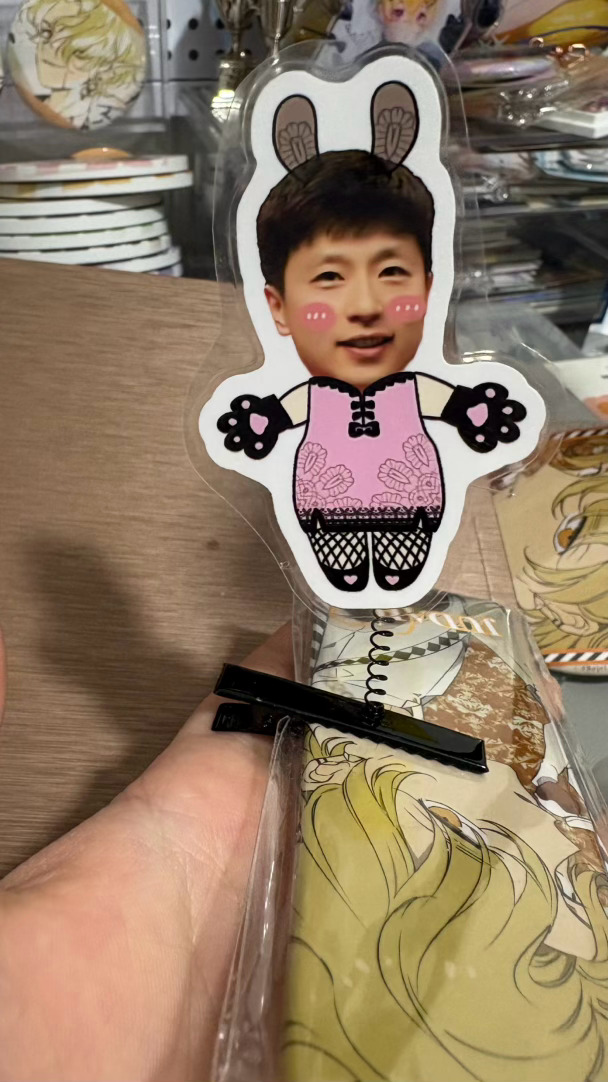 不知道我妈是抱着一种什么样的心情给他夹到了ju老师的脸上 