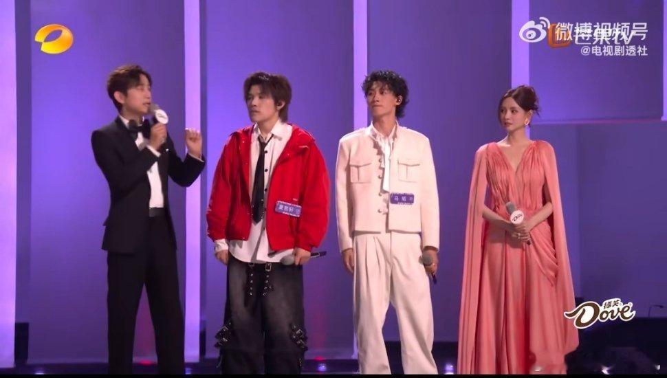 《声生不息》活人浓度超标！那英直播全程“放飞式输出”，何炅被怼到表情管理失控，汪