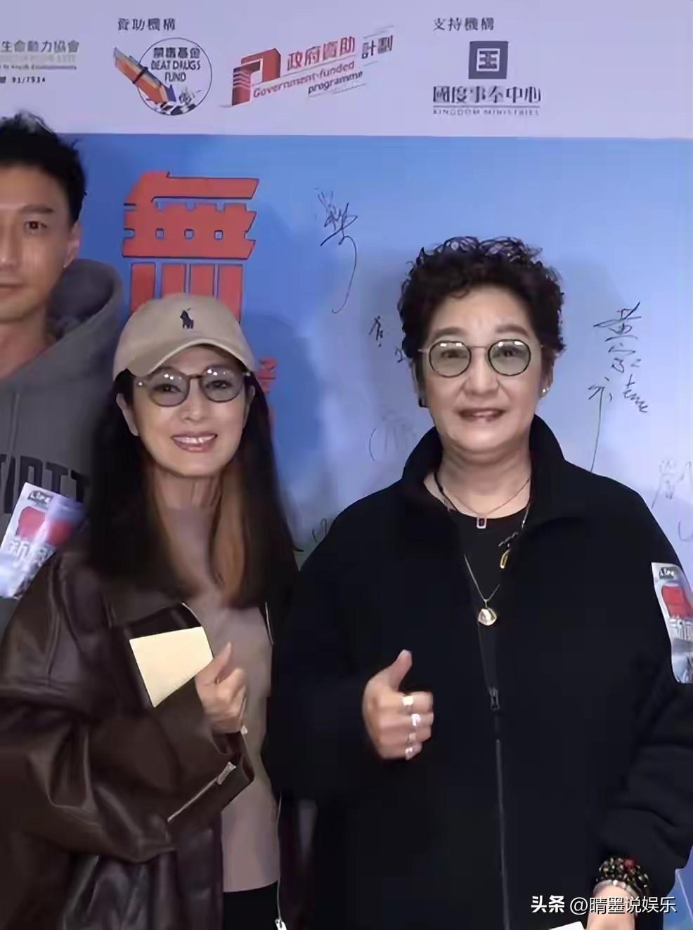 有时候命运真的很爱开玩笑。

明明是相差10岁的姐妹俩，却被误认像母女俩，71岁