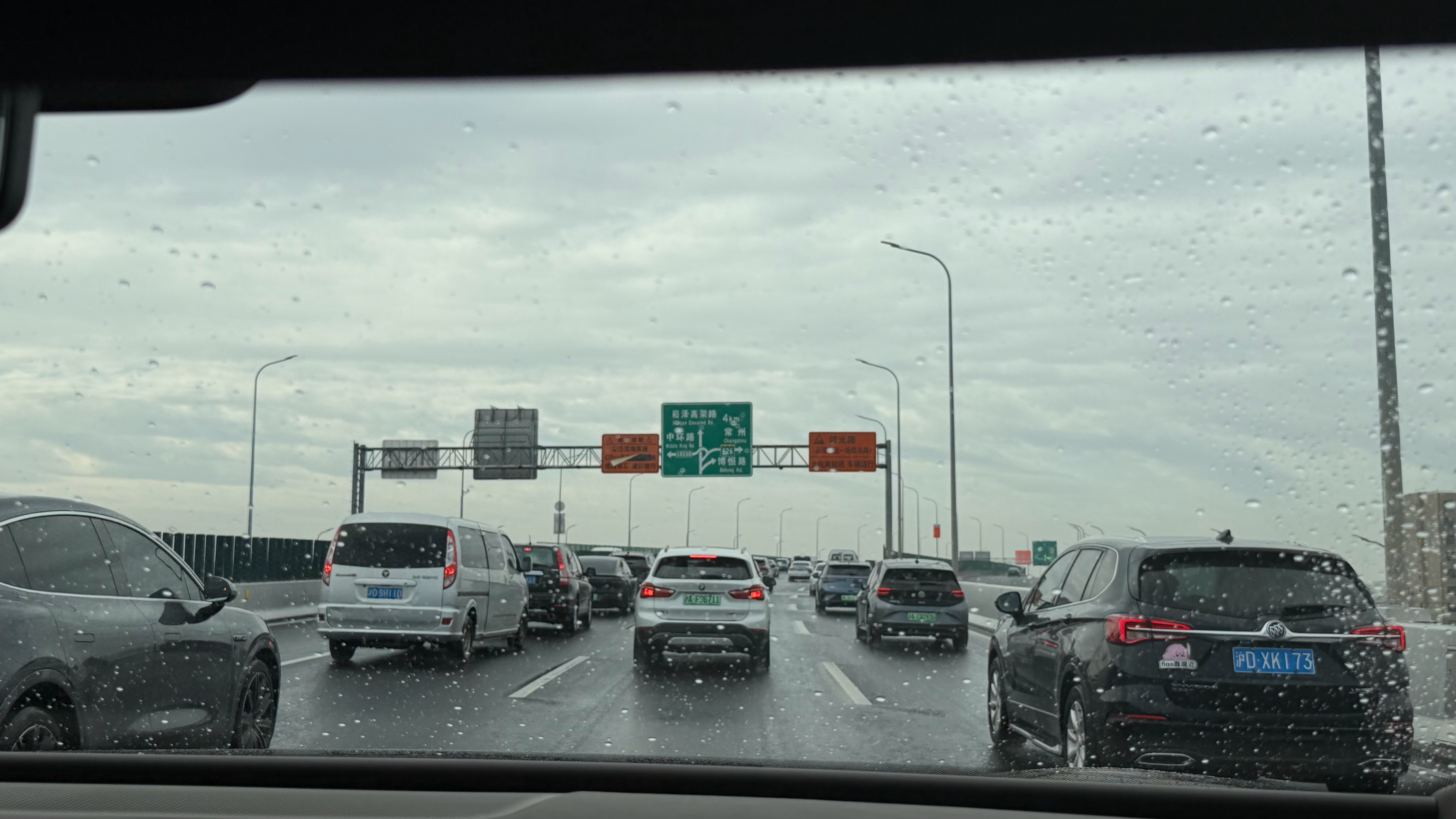 刚花78洗的车，白洗了等会要拍摄，现在又要重洗