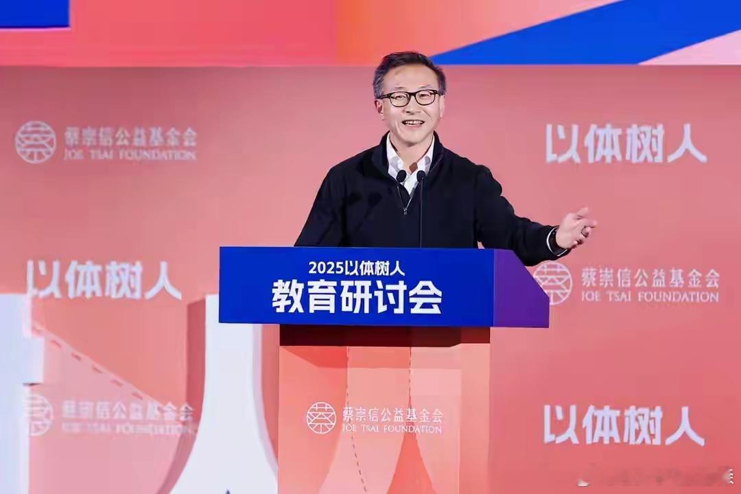 蔡崇信非常喜欢体育，除了橄榄球，他还学过棒球和游泳，从这些经历，不难理解蔡崇信的