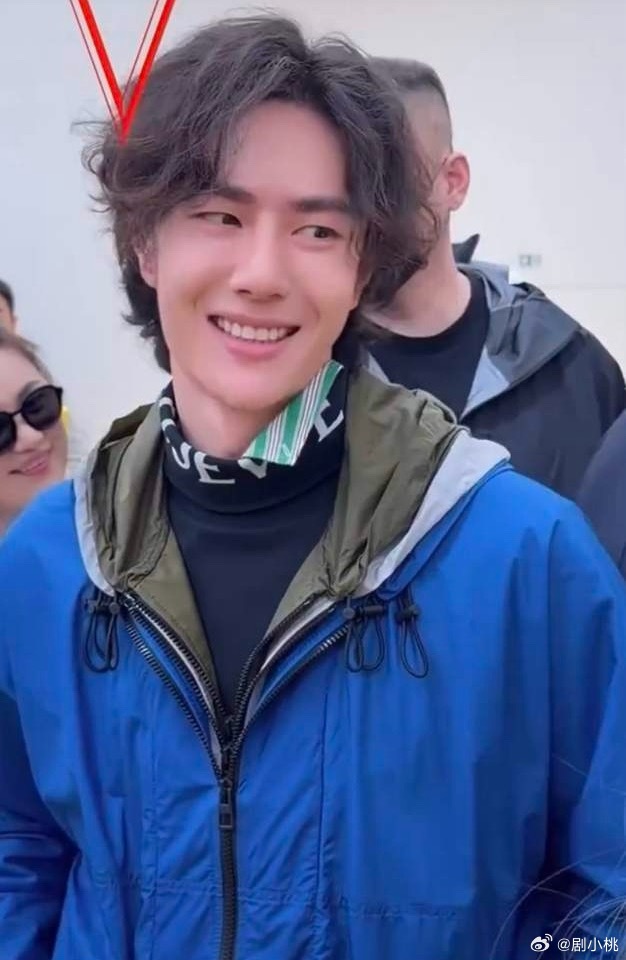 1.王一博的乐淇苹果已经官宣，下一个商务是即将官宣的蓝芩喉糖，物料已拍。2.丞磊