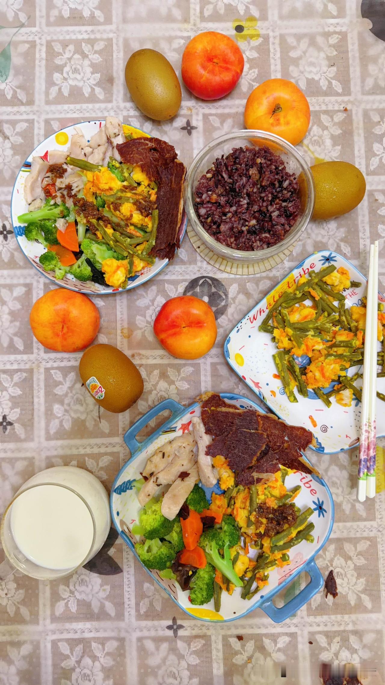 和80岁老妈的午餐。一人一盘，里面有豇豆玉米面蒸菜，杂粮杂豆饭，鸡排牛肉片。新疆