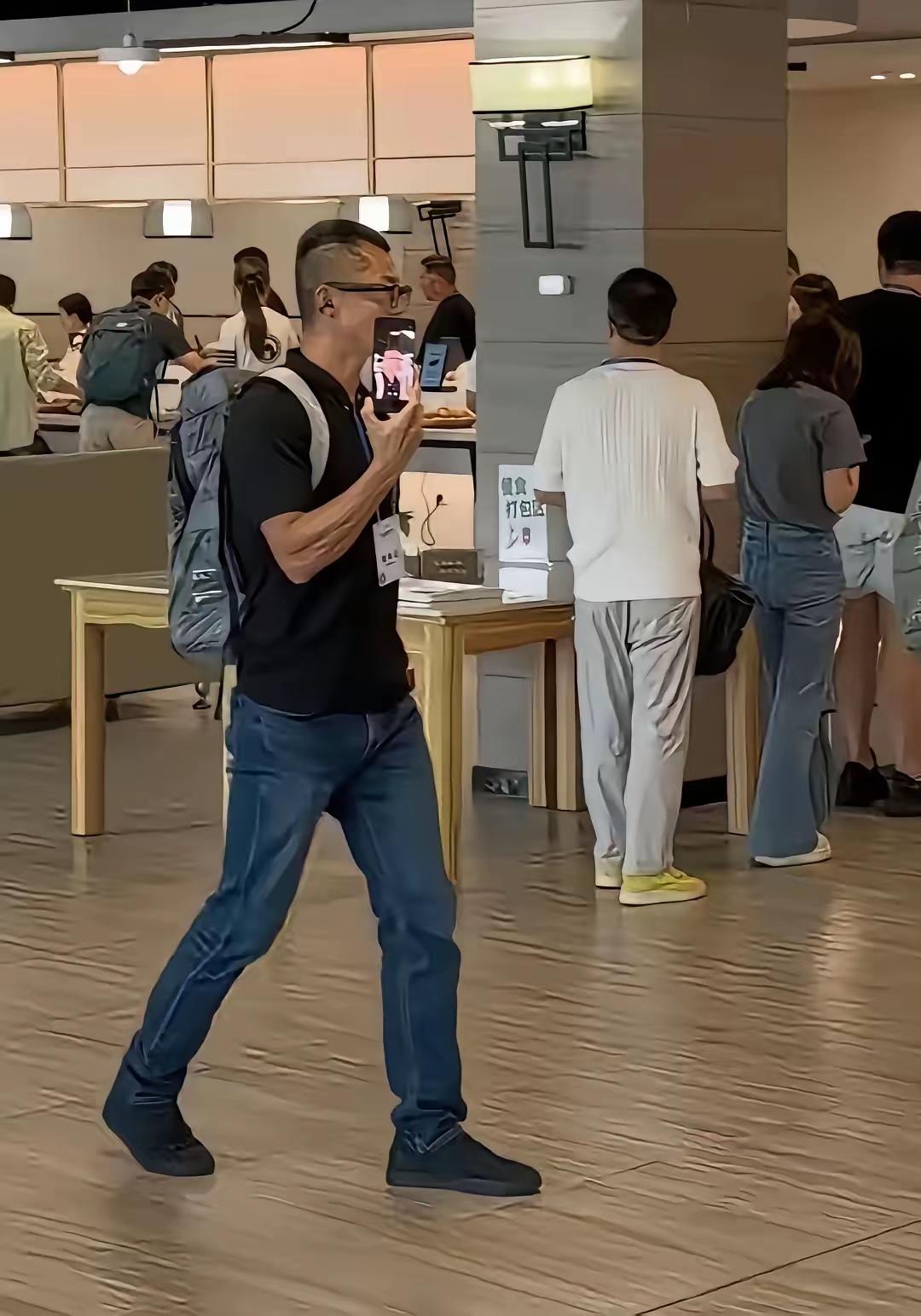 说实话，陈震真的太需要一名专属御用跟拍摄像师了。
就拿手机后置自拍跟拍来说，我刚