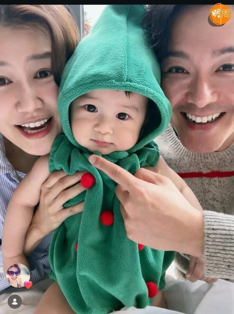 “萧哈哈”变装圣诞树 黄翠如萧正楠开心过圣诞又到圣诞，今年三月诞下儿子萧哈哈的黄