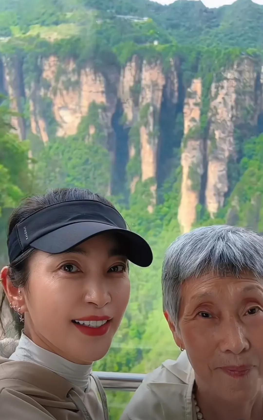 李冰冰带着家人一起去张家界旅游
打卡百龙天梯
看到大自然的鬼斧神工都惊叹一声哇
