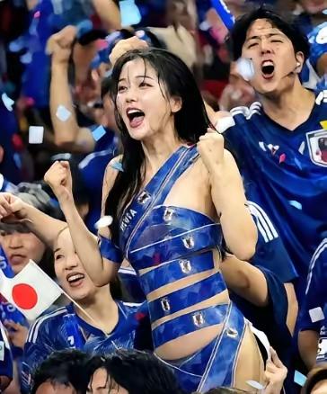 为球队加油助威的女球迷