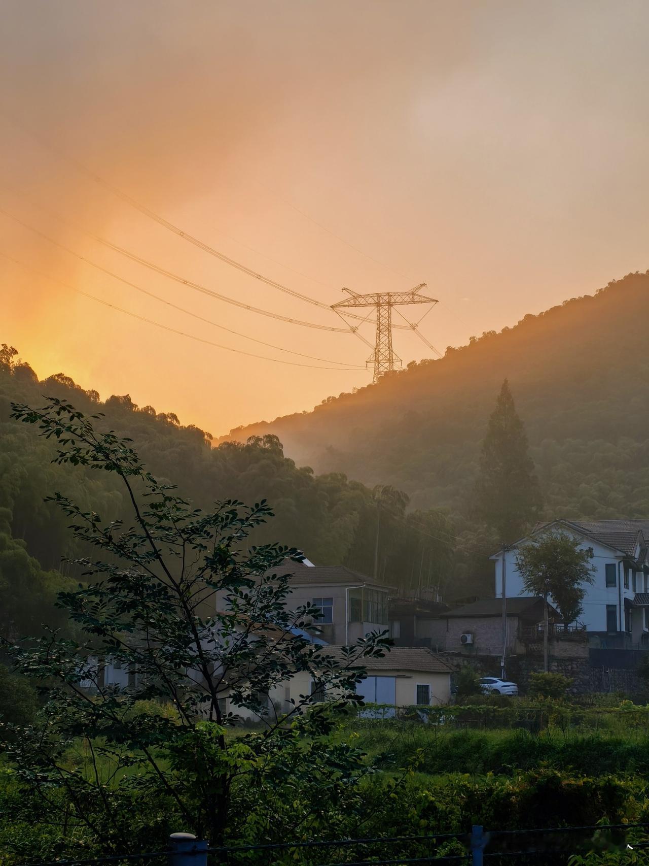 昨日山雨后，晨风轻且新。
白鹭田野上，红雾过山顶。
不辨云和雾，悠悠霰光影。
脚