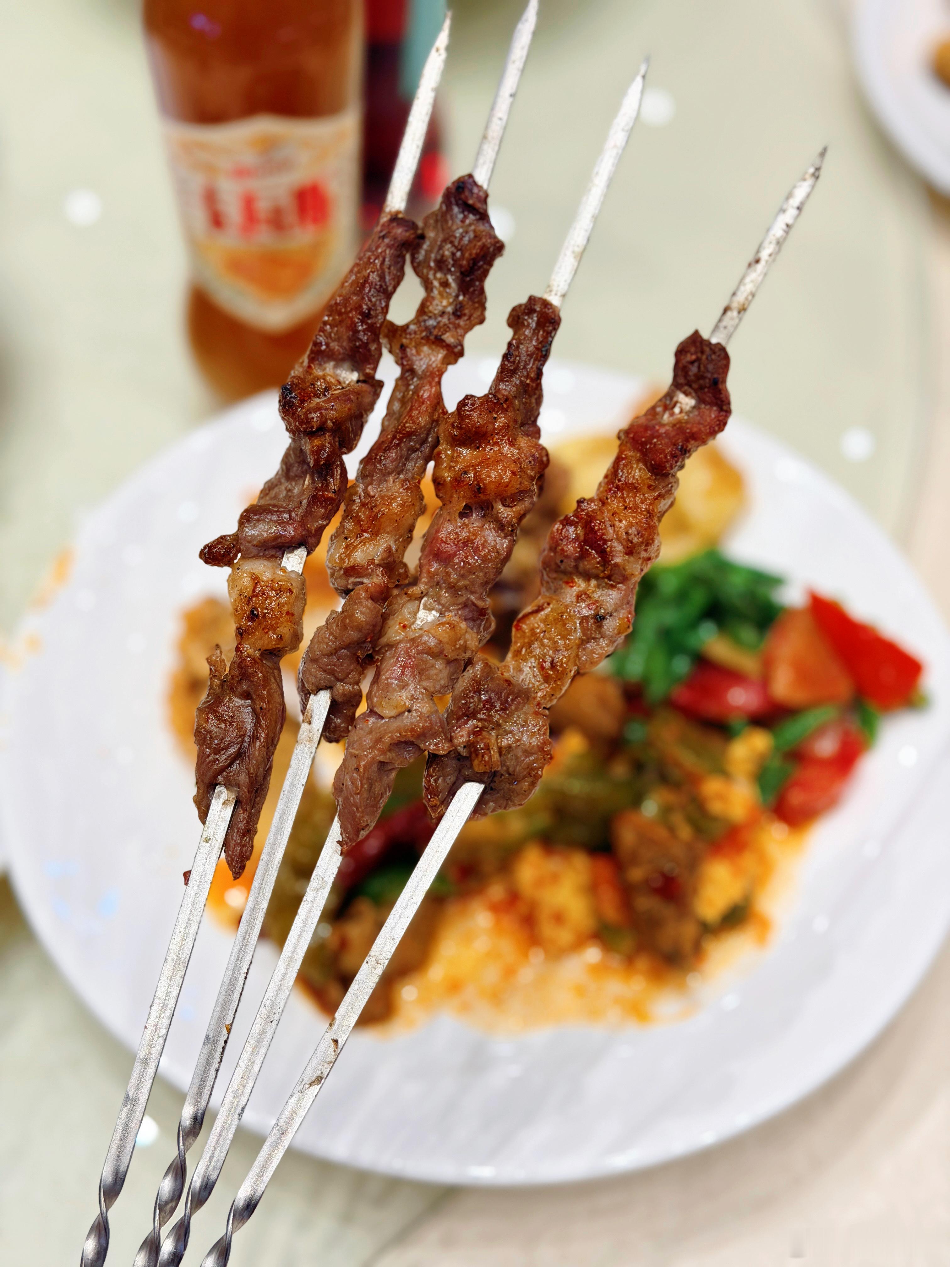 啊！！！！新疆的羊肉串太好吃了吧！我可以一口气炫二十串！！！！ 