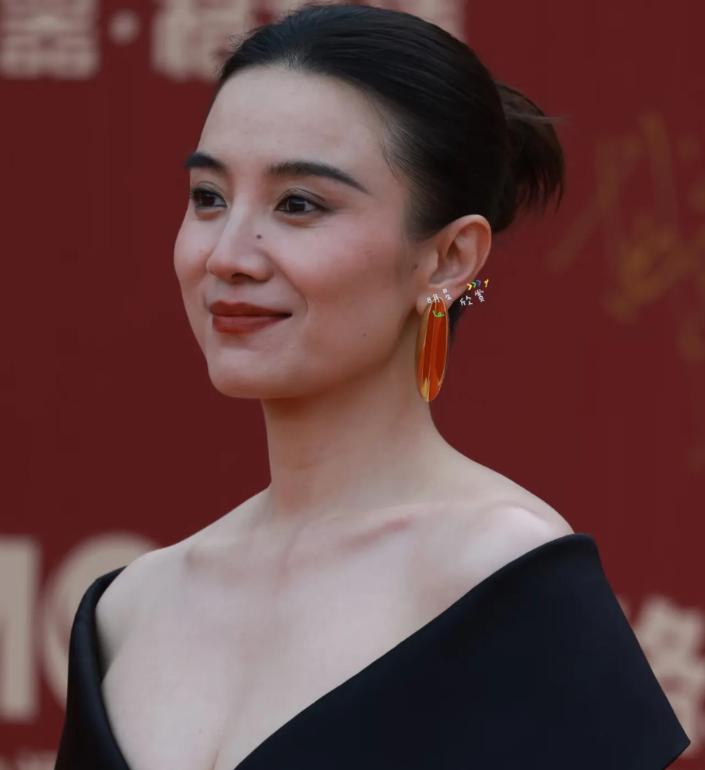 家人们你们有没有发现
宋佳有一个隐藏嗜好
重要场合她几乎次次都是黑礼服，既低调又