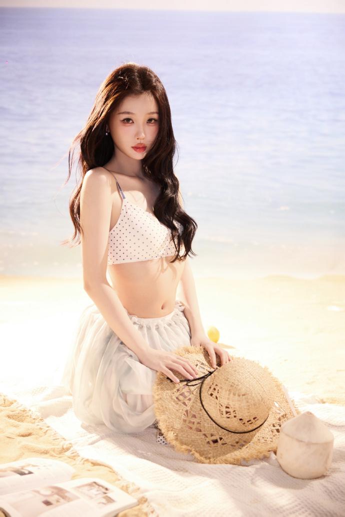 虞书欣这组海滩写真，能看出造型团队在“夏日氛围感”上确实下了功夫。波点比基尼搭配