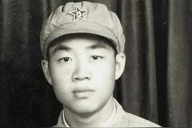 1951年，一个15岁新兵擦大炮，埋头看瞄准镜，谁料突然瞅见，敌人阵地上出现一奇