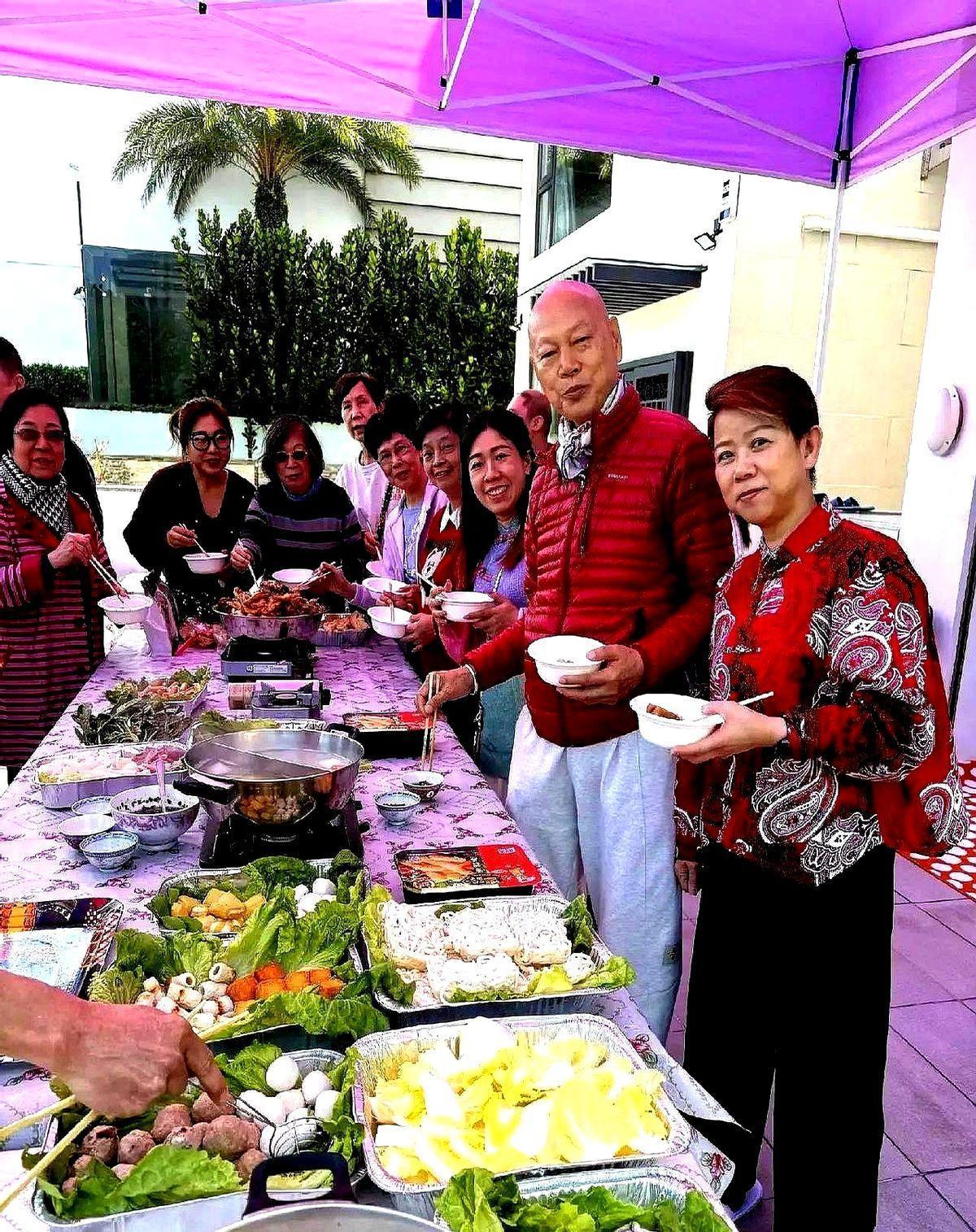 很多人以为，在圈里混，靠的是认识几个大佬，兜里有几个钱。看完汪明荃家的大年初一，