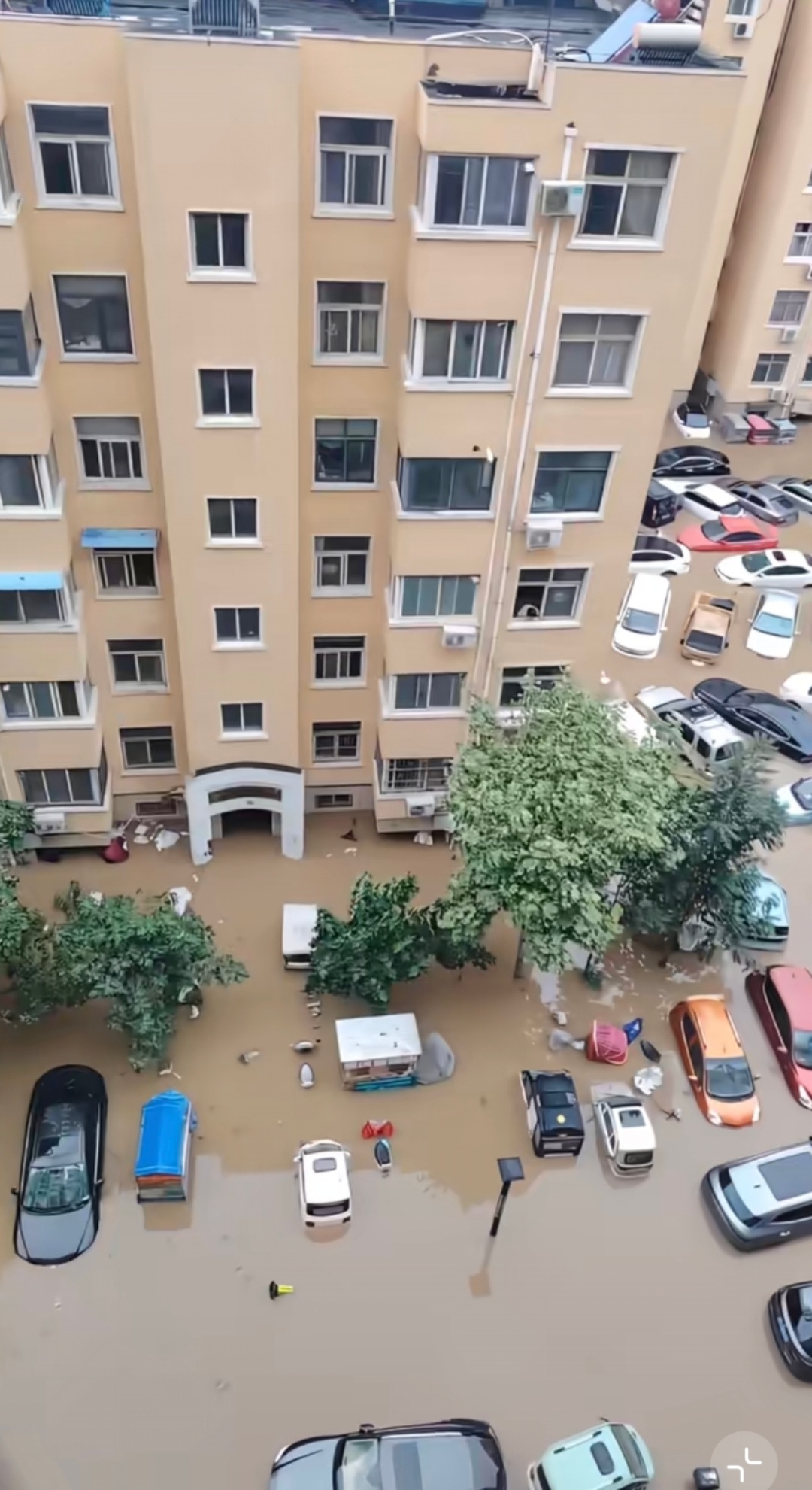 河南多地三天下完大半年的雨许昌网友拍的自家楼下，好多车都被水泡了 