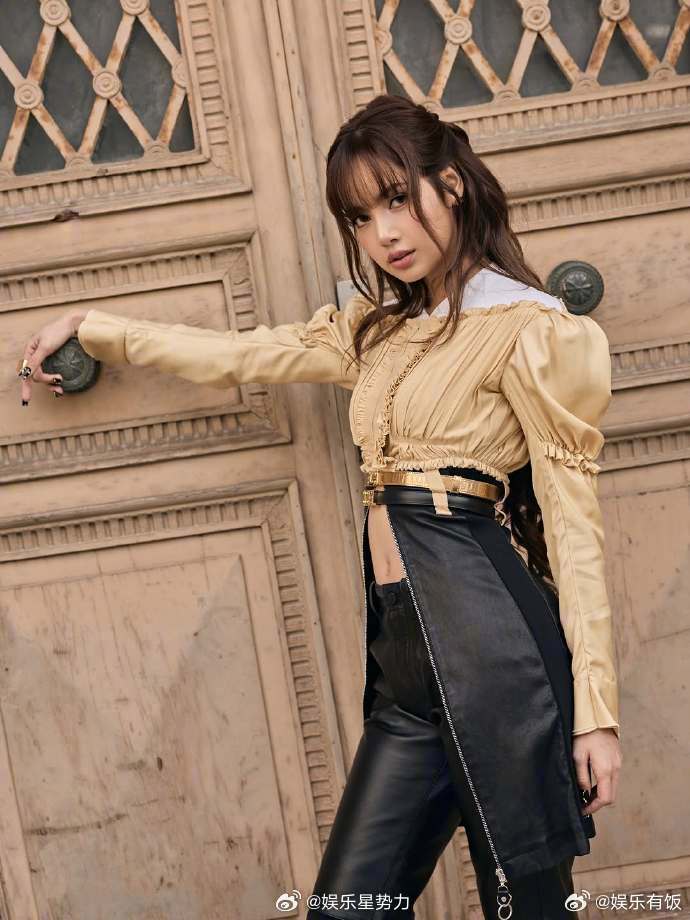 Lisa公主骑士一体机 Lisa 社媒更新美照～既有公主的精致优雅，又有骑士的飒