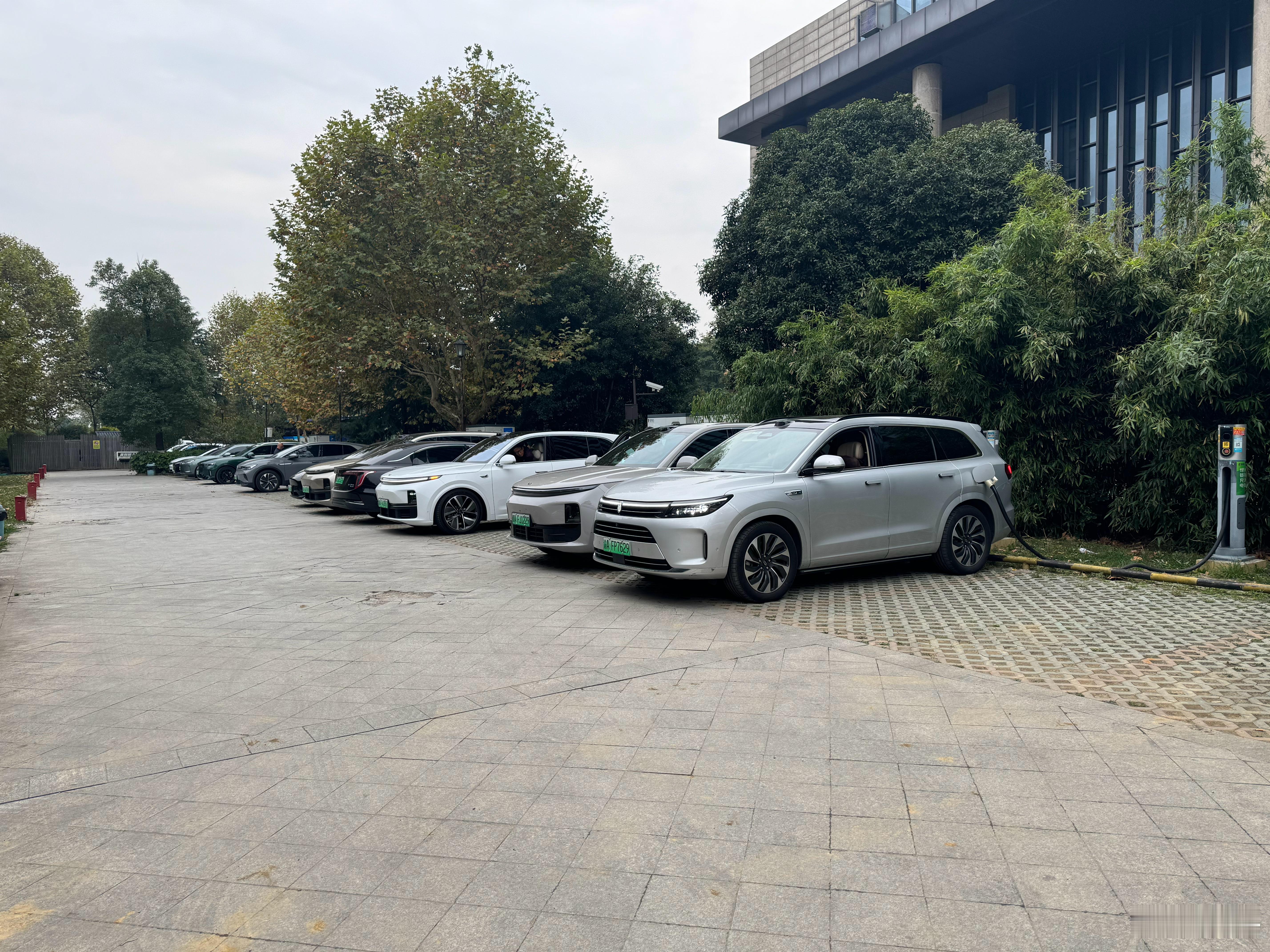 [doge]大家都起了个大早，这么多车来充8点前的谷电？#新能源汽车##问界M7