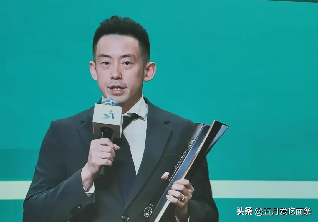 黄镇廷没参加世界杯，是去干大事去了。
今晚在香港会议中心，黄镇廷获得香港奥委会颁