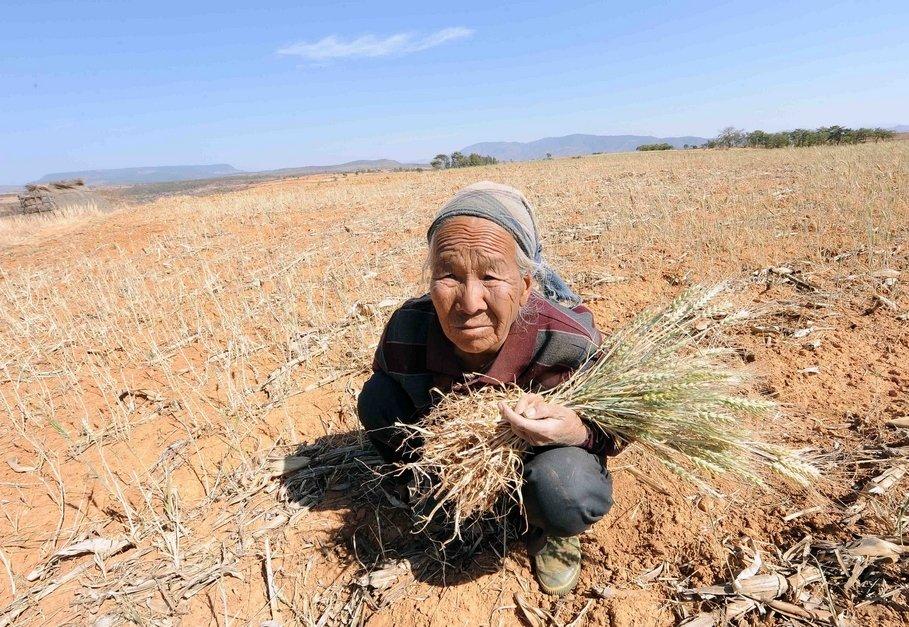 为什么这几年老百姓不愿花钱了呢？近几年经济下行压力较大，各地出台了一轮又一轮刺激