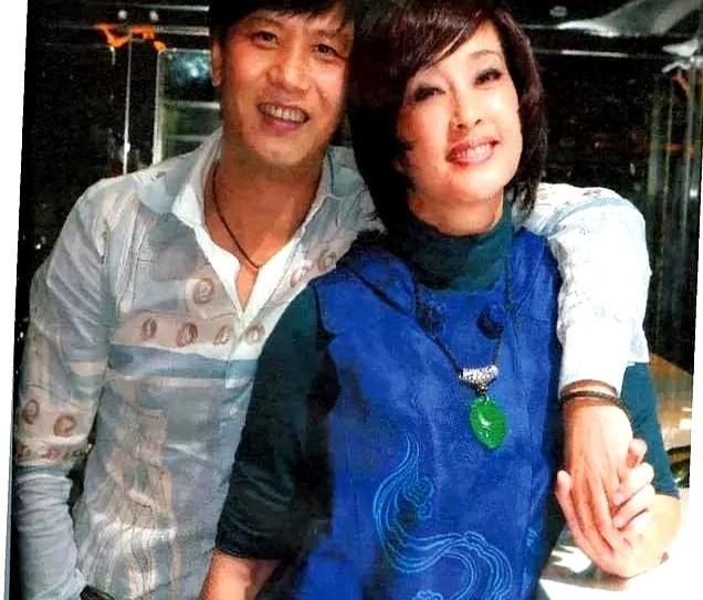 刘晓庆这辈子，真是活得太明白了！

75岁还在跑话剧、搞直播，比年轻人都能拼。网