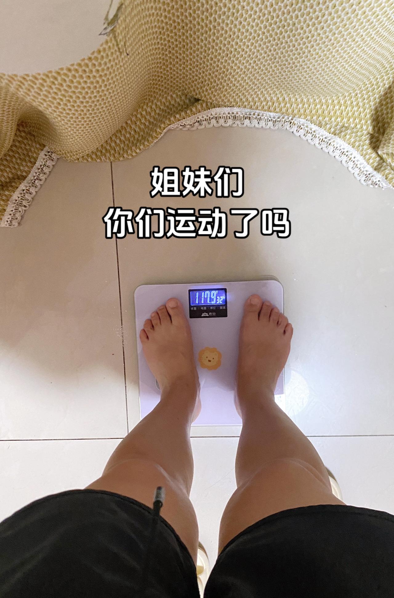 今天的早餐：鸡蛋+牛奶+面包+腰果