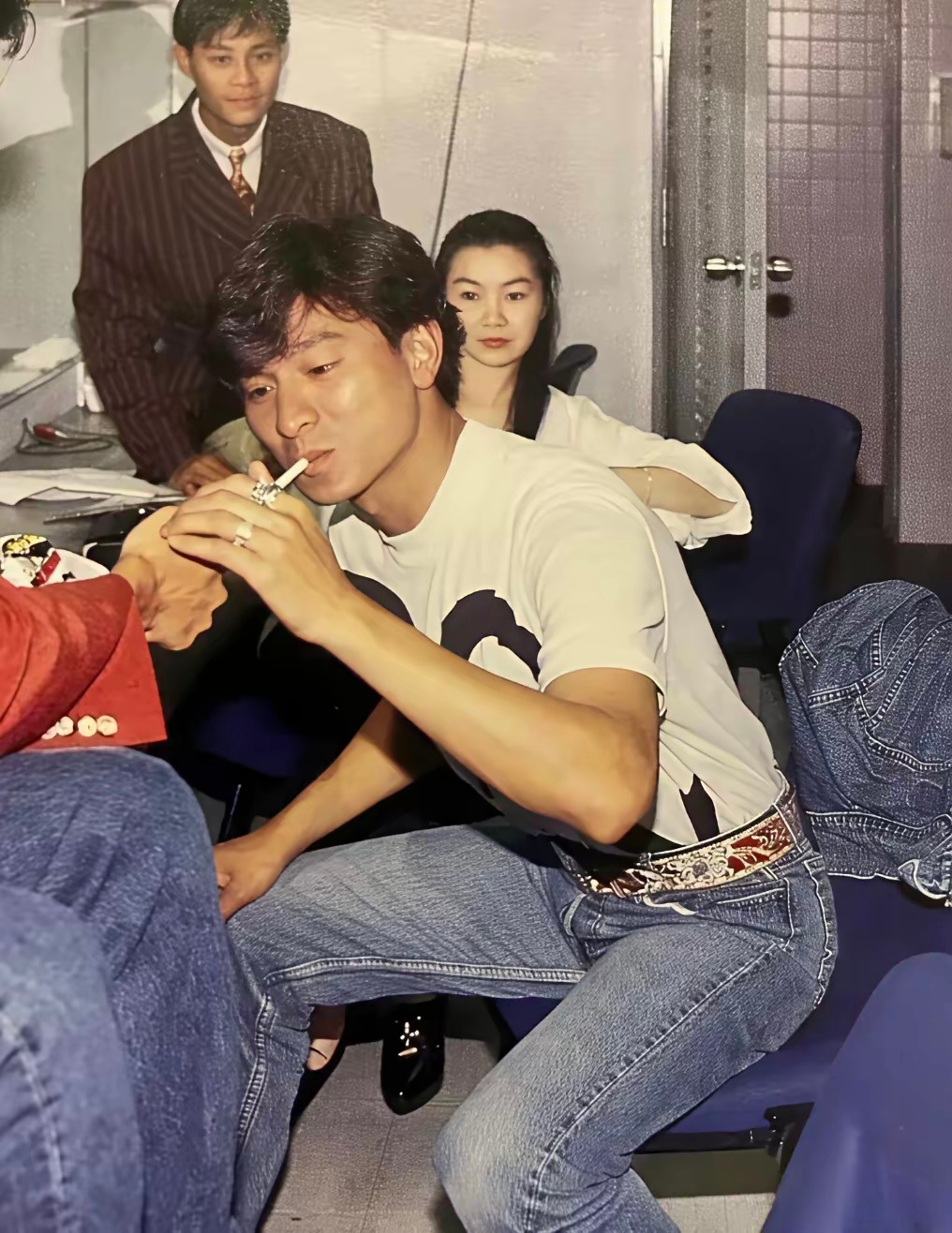 九十年代初刘德华在片场，当时华仔30出头，年轻英俊、意气风发。后面还有两位男女明