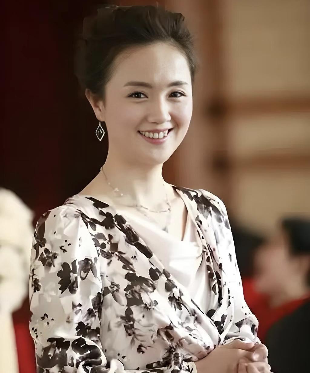 奉劝大家一句，

千万不要被朱媛媛骗了，

她表面上看起来是笑呵呵的在那演《小城