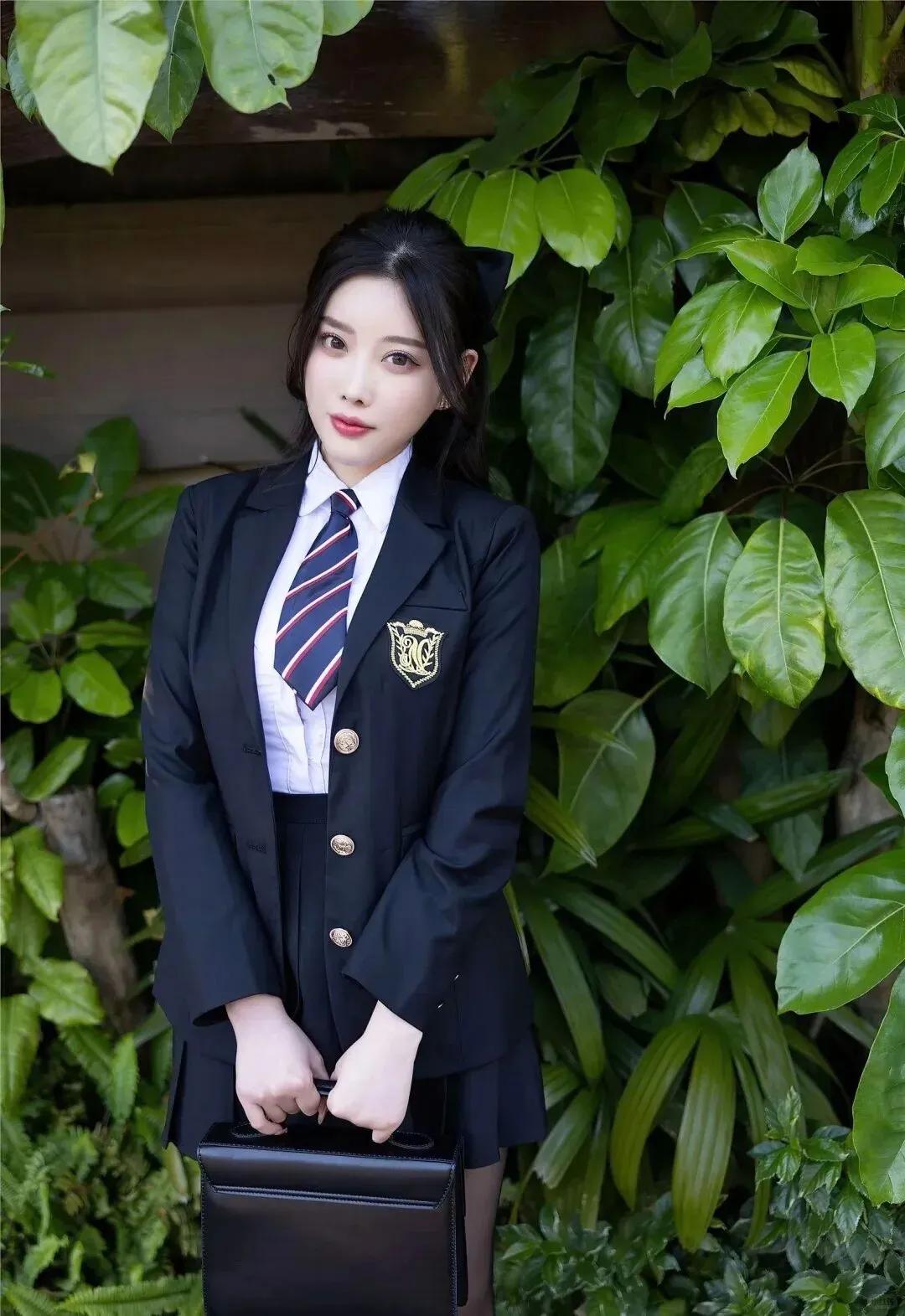 在绿意盎然的公园，阳光透过枝叶洒下斑驳树影，整洁步道蜿蜒其间，蓬勃绿植层层叠叠，