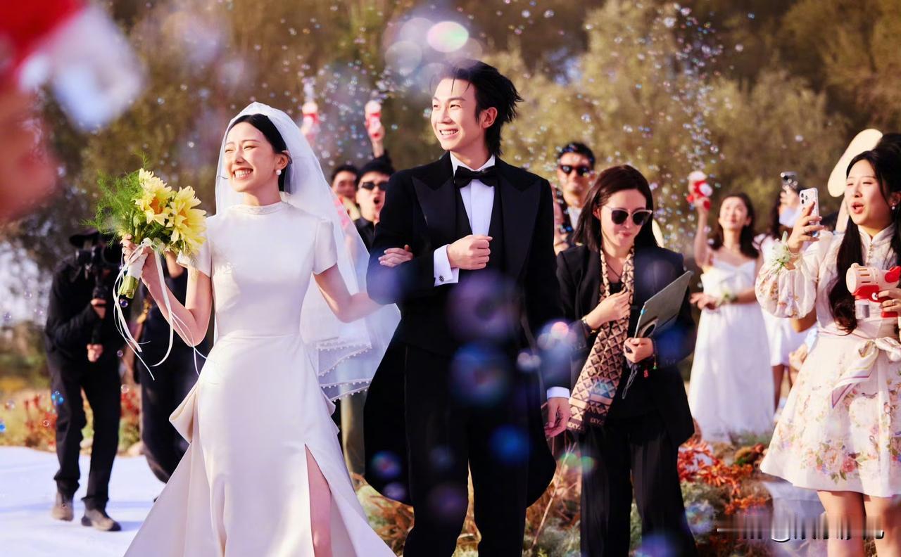 白举纲敦煌大漠补办婚礼，首晒妻子正脸太惊艳！


白举纲在敦煌大漠为圈外妻子补办