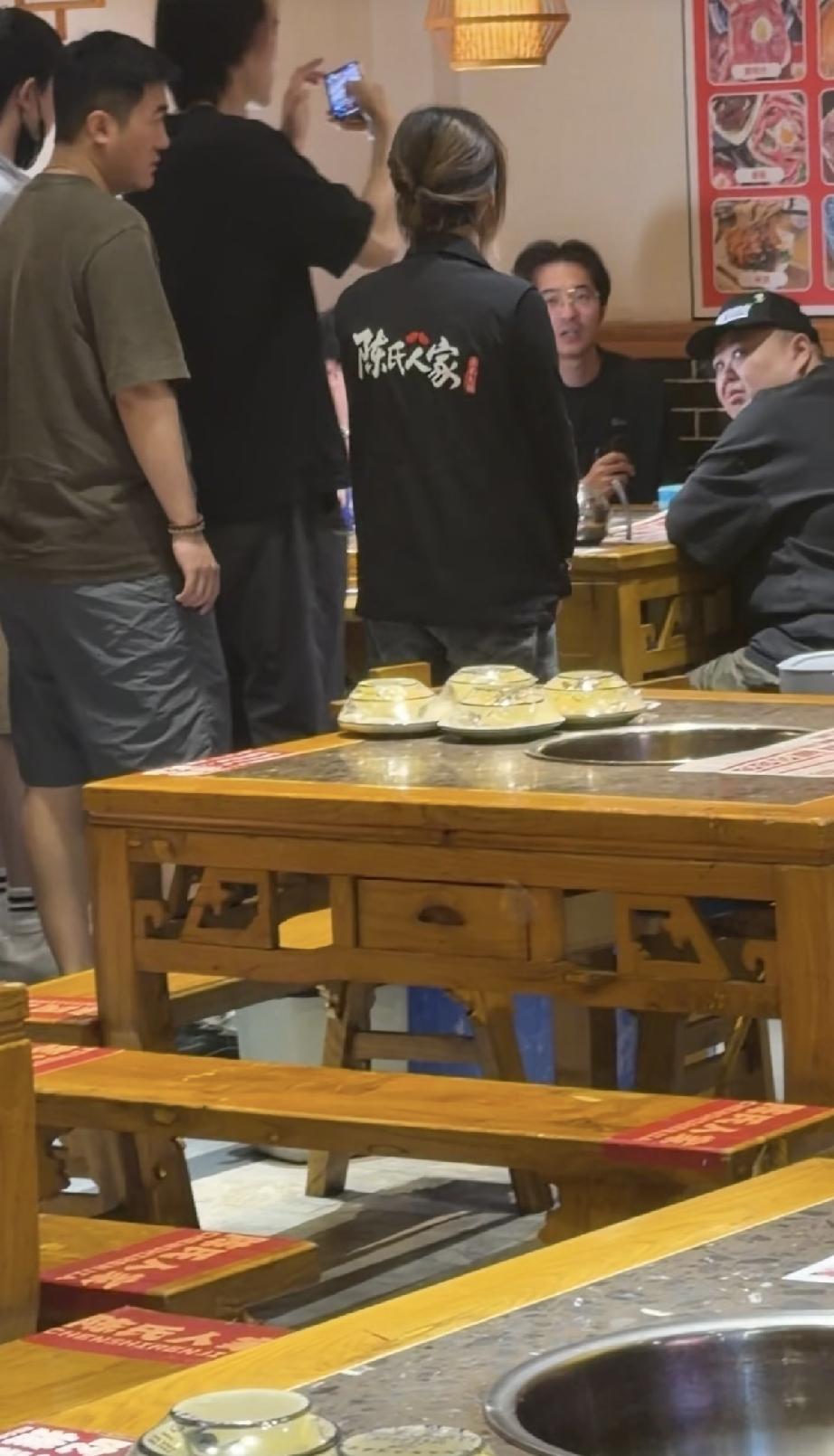 7月2日，孙越现身贵阳一家豆米火锅店，穿了短裤腿好细，看着瘦了不少，侧面有白头发