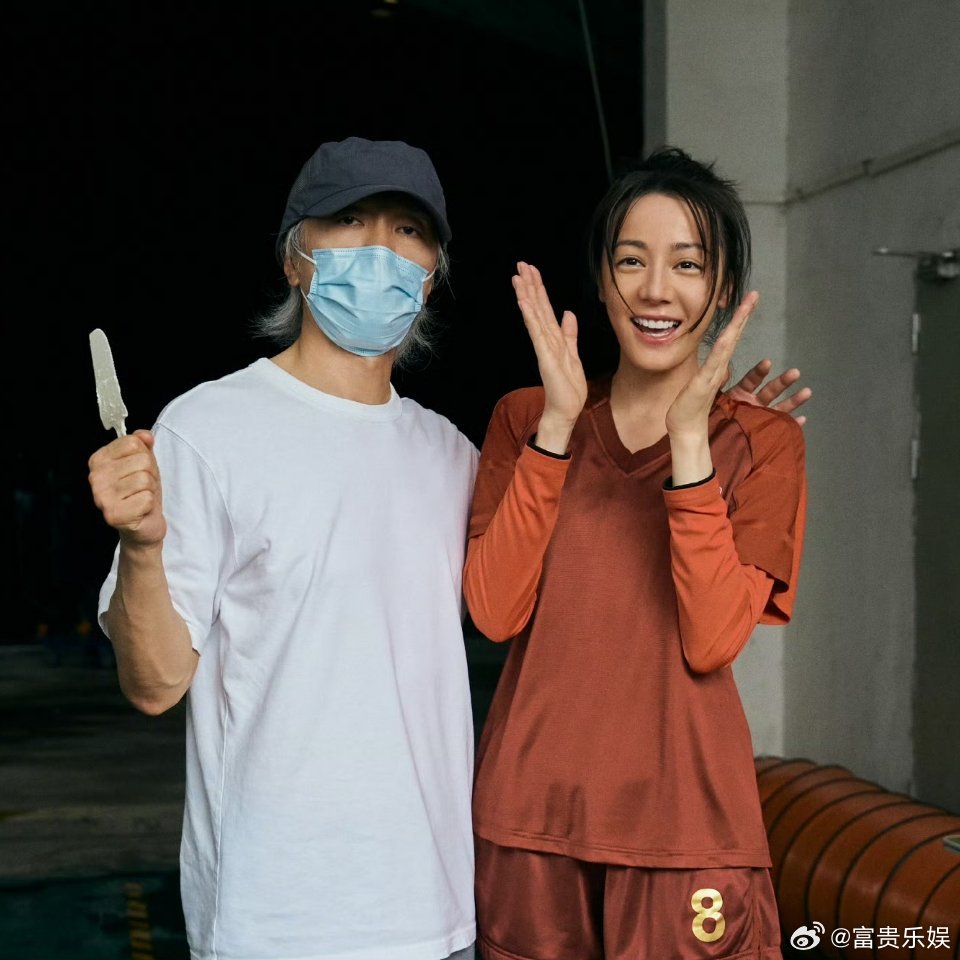 你被星爷对待热巴的温柔细节打动了吗？迪丽热巴周星驰给迪丽热巴切蛋糕 电影《功夫女