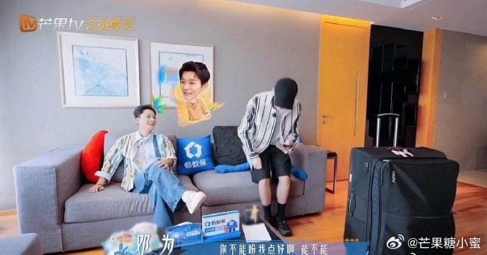 邓为的箱子快吐了谁懂啊，邓为这个行李箱真的笑晕我！拉链绷得死死的，箱体都撑变形了