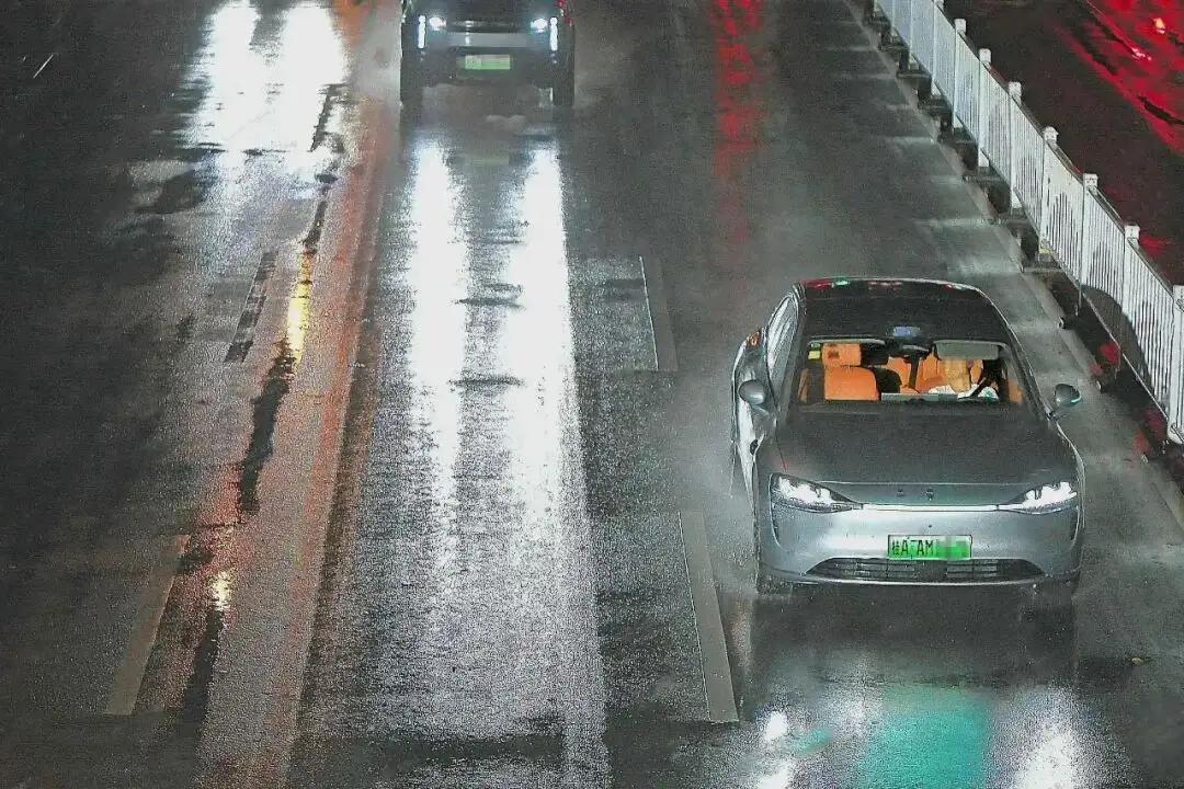 广西柳州，警方接到报警，说在大马路中间停着一辆新能源汽车，这样给来往的车辆造成很