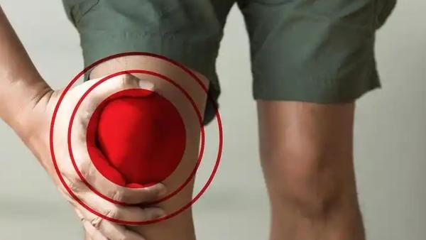 在日常生活中，走路时膝盖突然“软”一下的感觉，可能是由于膝关节的某些问题引起的。