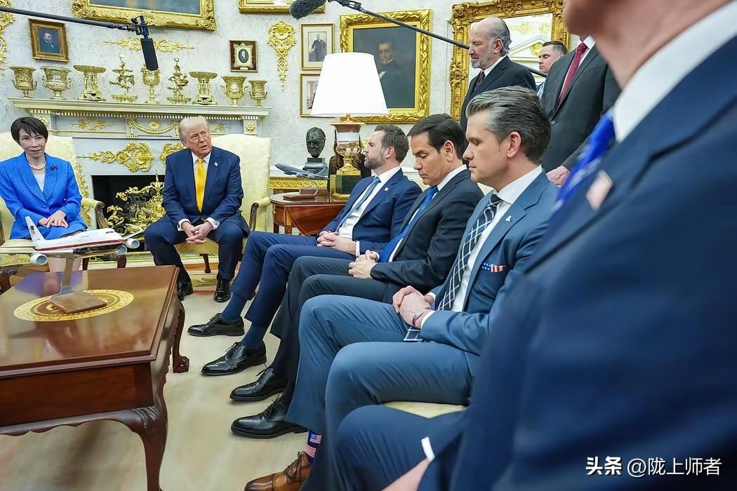 日本记者问特朗普:美国空袭伊朗为什么不通知盟友？
特朗普:这件事是机密，我们谁也