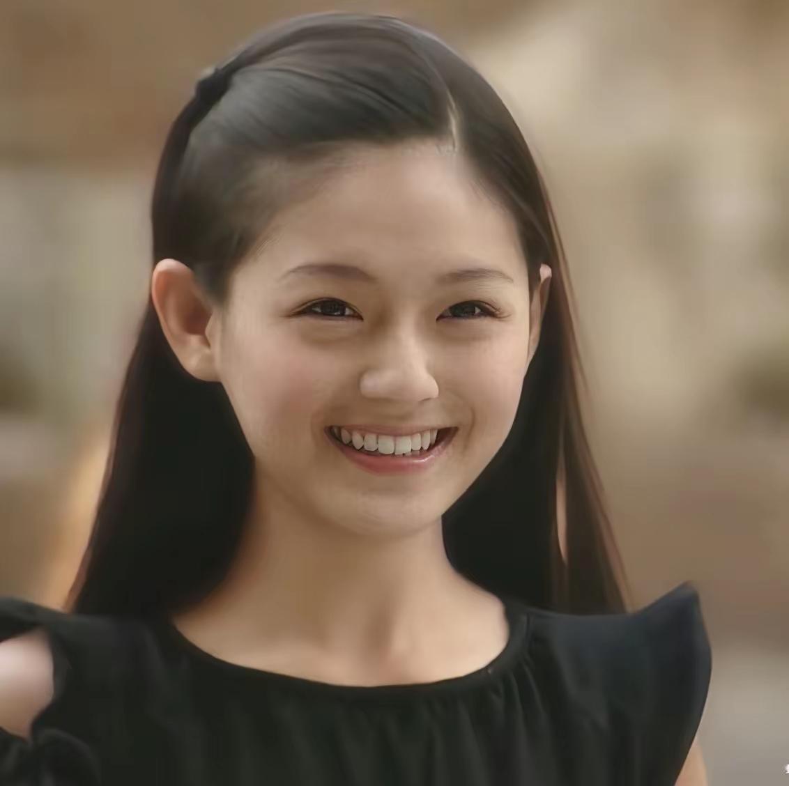 看了眼那座雕像，突然懂了——这哪是不像，分明是把她藏在坚强底下的柔软给雕出来了。