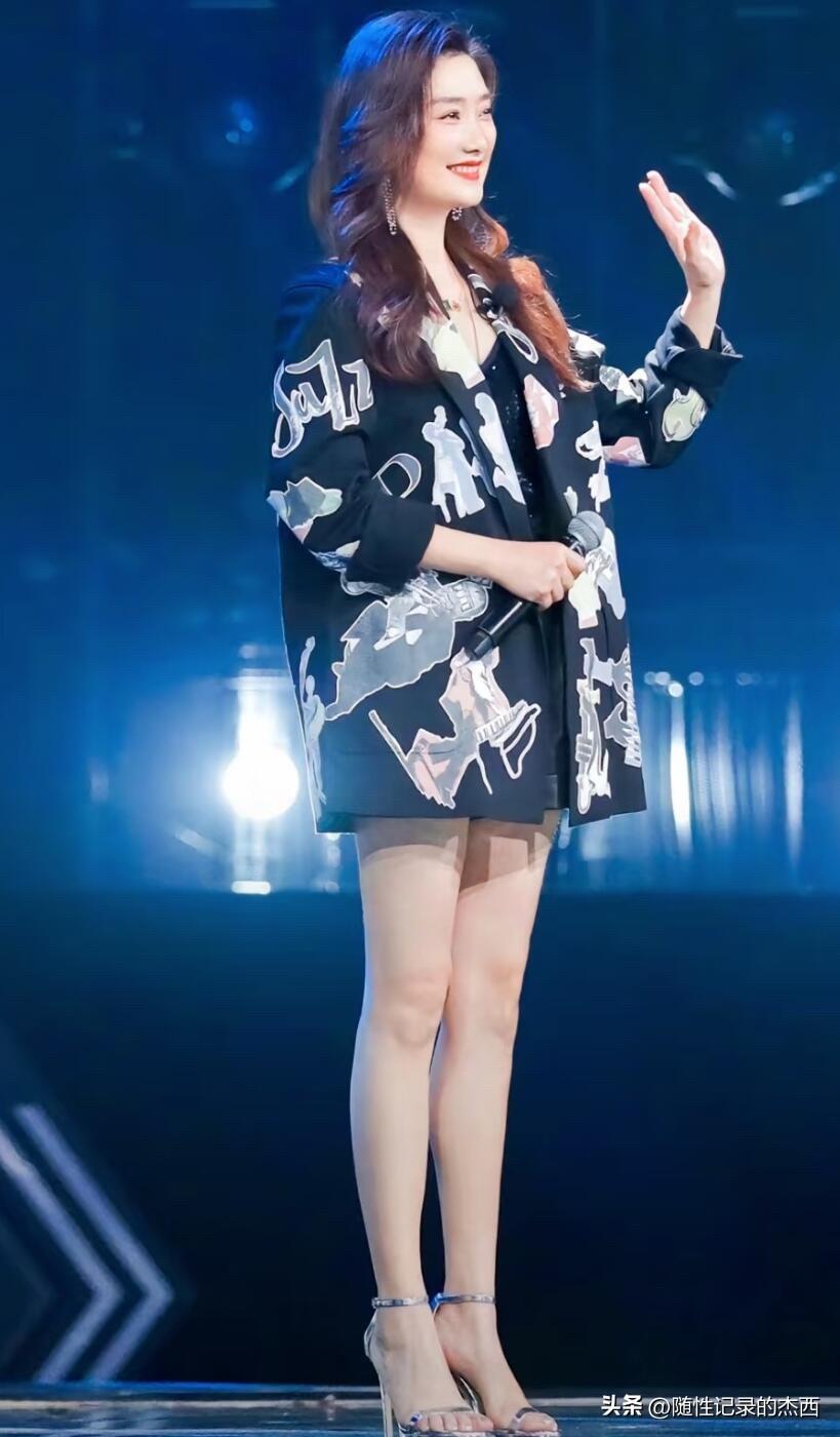 平时只知道她唱的歌好听，接地气，没想到本人这么的漂亮，她是凤凰传奇玲花，拥有着一