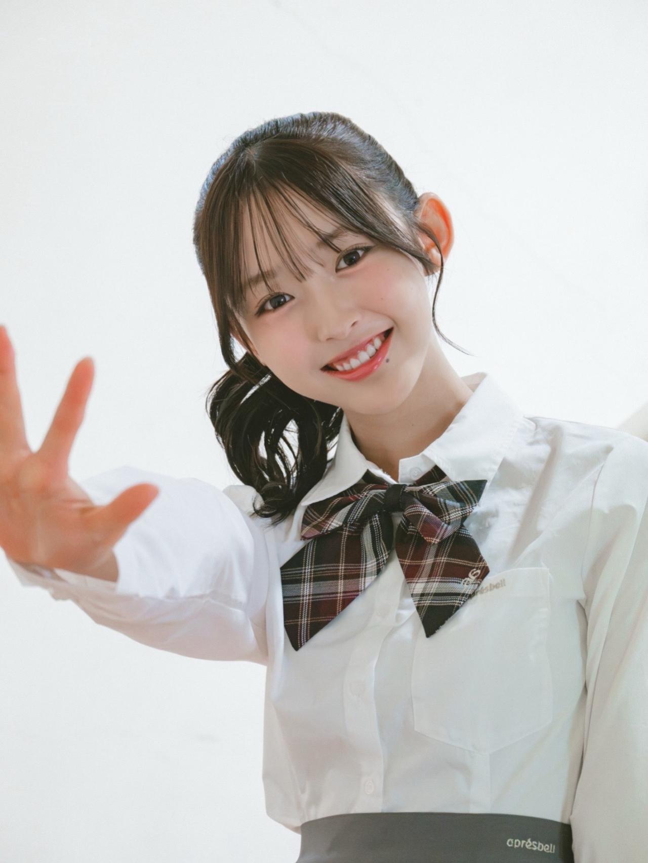 穿上apres的制服，连放学后的闲逛都变得可爱动人，成为令人心动的美好回忆。
这