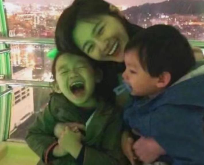 在汪小菲大S的这场婚姻里，两个孩子是最可怜的，母亲生前两夫妻经常在网络较劲，母亲