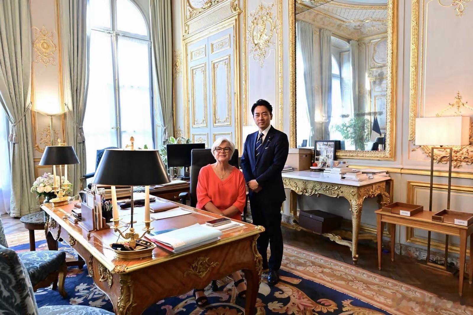 日本防相小泉访法发图，他说法国防长的办公室非常华丽，和自己的办公室很不相同。 