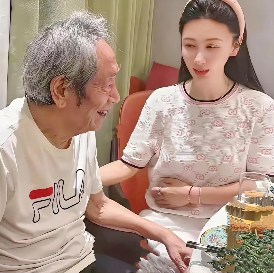 已是80岁高龄的王奎荣，和妻子有着37岁的年龄差距，二人之间的深情，丝毫不输年轻